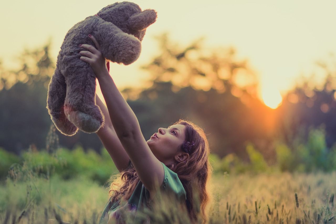 Eine Frau stemmt einen Plüsch Teddybär hoch